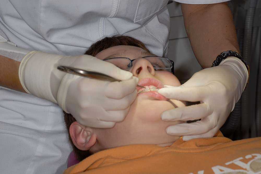 Port d'une attelle thermoformable chez une patiente dentiste touchée par une fracture du poignet