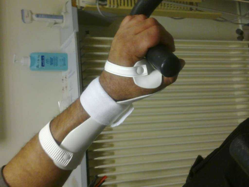 Port d'une attelle permettant au patient d'effectuer les gestes du quotidien