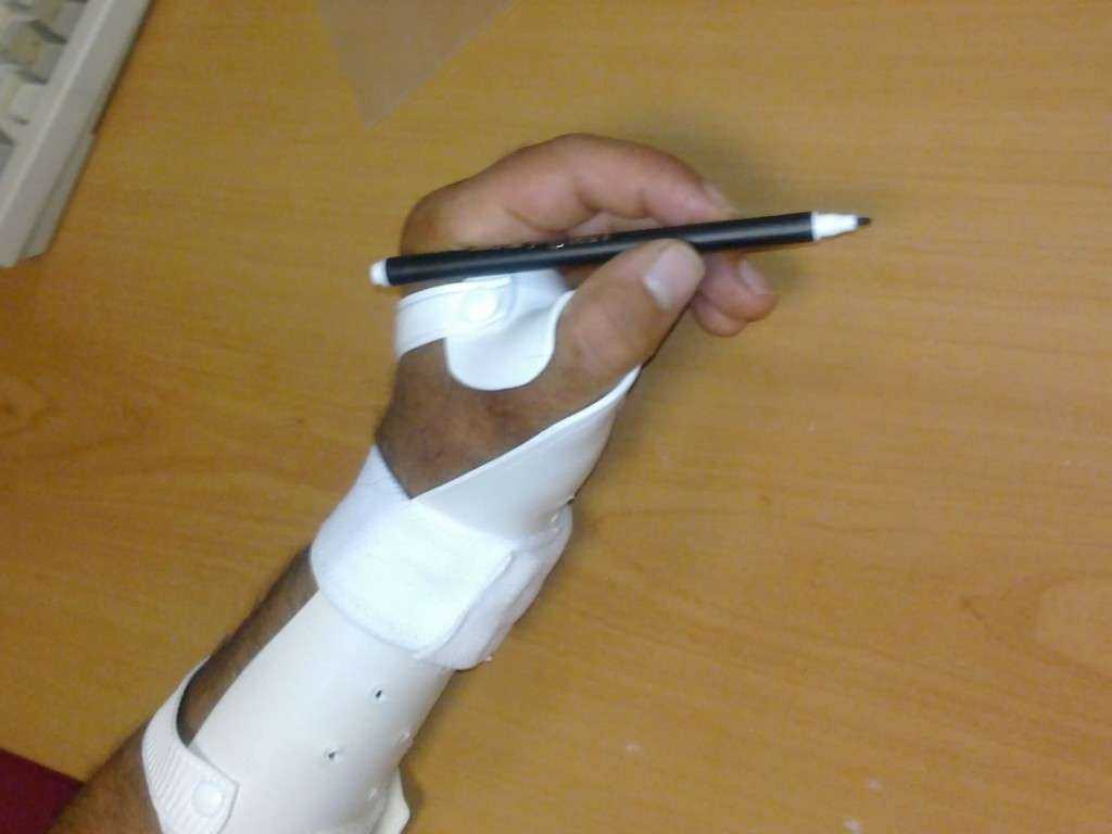 Port d'une attelle permettant au patient d'effectuer les gestes du quotidien